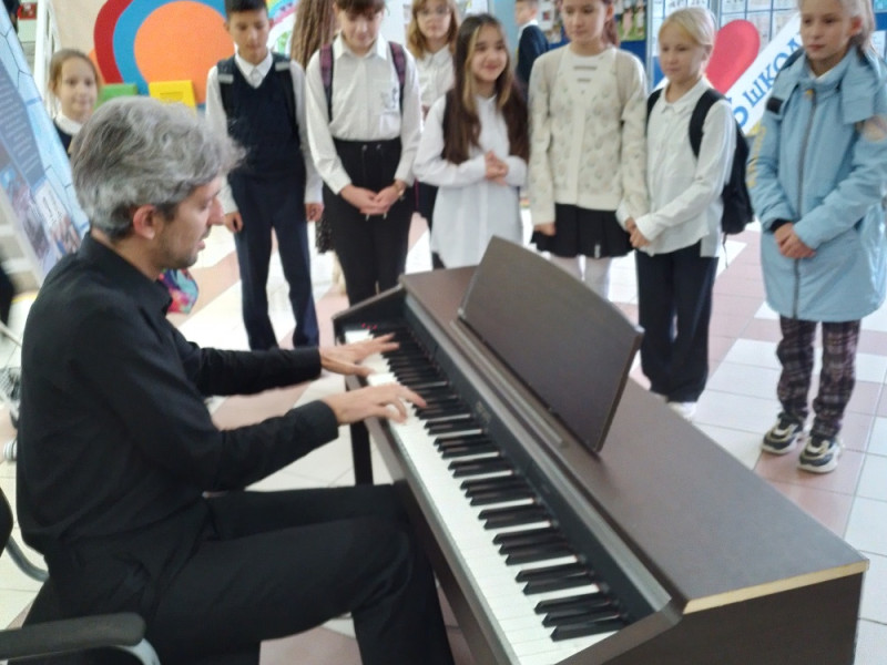 Сегодня школьников ждал сюрприз. В холле МБОУ «СОШ № 6 им. Сирина Н.И.» работал «Музыкальный салон».