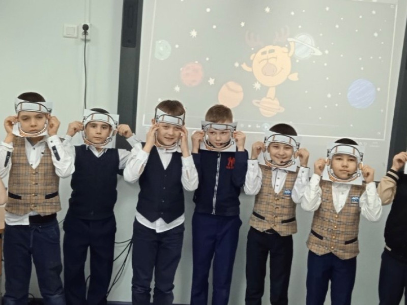 В День Космонавтики активисты РДШ и Юнармии провели тематические уроки для  учеников начальной школы.