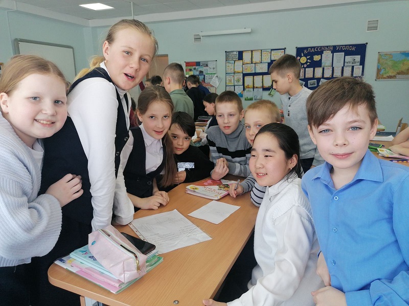 В День Космонавтики активисты РДШ и Юнармии провели тематические уроки для  учеников начальной школы.